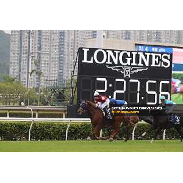 LHKIR 2022 - Hong Kong , Sha Tin racecourse Damien Lane on Win Marilyn wins the LONGINES Hong Kong Vase 2022 - ph.Stefano Grasso/Longines - 01SG6470.JPG