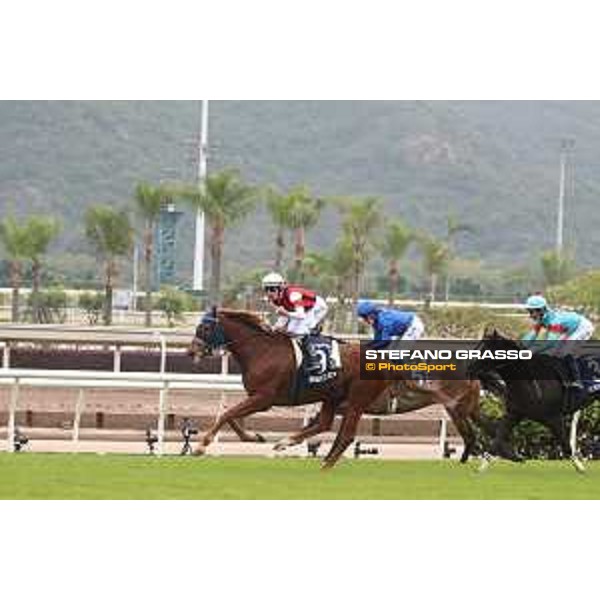 LHKIR 2022 - Hong Kong , Sha Tin racecourse Damien Lane on Win Marilyn wins the LONGINES Hong Kong Vase 2022 - ph.Stefano Grasso/Longines - 01SG6478.JPG