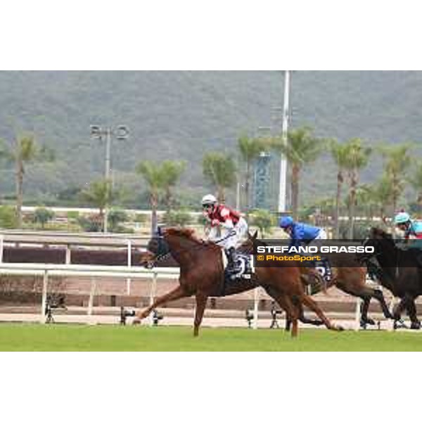 LHKIR 2022 - Hong Kong , Sha Tin racecourse Damien Lane on Win Marilyn wins the LONGINES Hong Kong Vase 2022 - ph.Stefano Grasso/Longines - 01SG6480.JPG