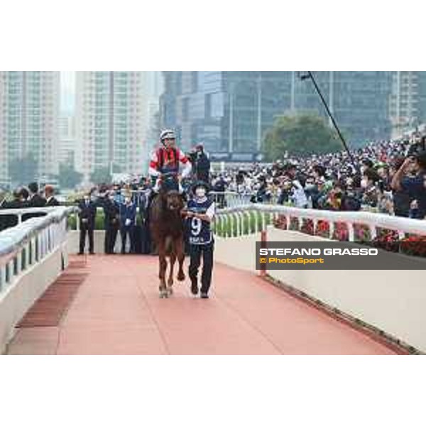 LHKIR 2022 - Hong Kong , Sha Tin racecourse Damien Lane on Win Marilyn wins the LONGINES Hong Kong Vase 2022 - ph.Stefano Grasso/Longines - 01SG6548.JPG