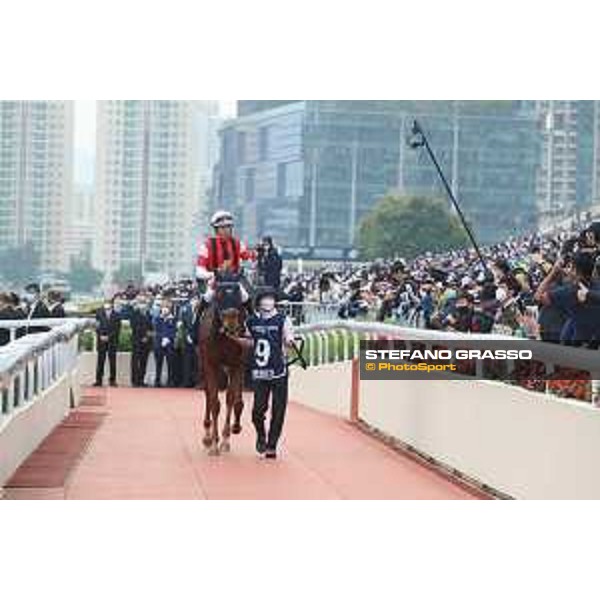 LHKIR 2022 - Hong Kong , Sha Tin racecourse Damien Lane on Win Marilyn wins the LONGINES Hong Kong Vase 2022 - ph.Stefano Grasso/Longines - 01SG6552.JPG