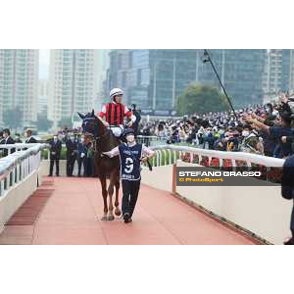LHKIR 2022 - Hong Kong , Sha Tin racecourse Damien Lane on Win Marilyn wins the LONGINES Hong Kong Vase 2022 - ph.Stefano Grasso/Longines - 01SG6564.JPG