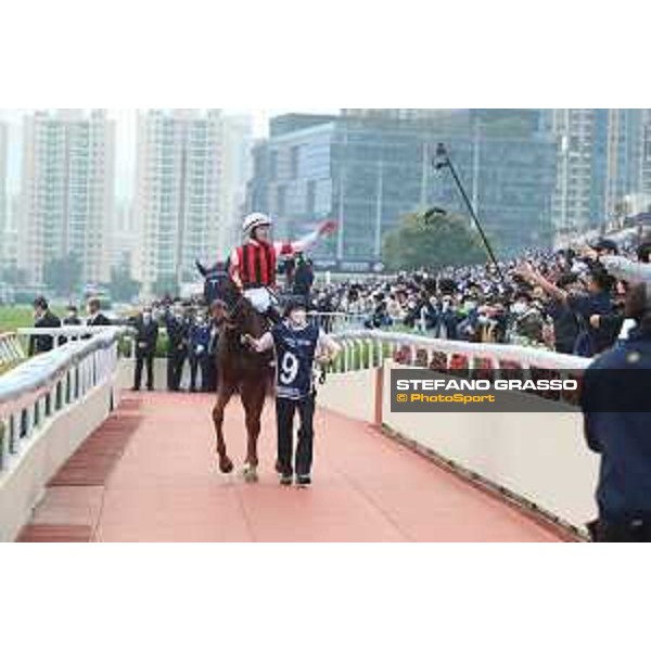 LHKIR 2022 - Hong Kong , Sha Tin racecourse Damien Lane on Win Marilyn wins the LONGINES Hong Kong Vase 2022 - ph.Stefano Grasso/Longines - 01SG6567.JPG