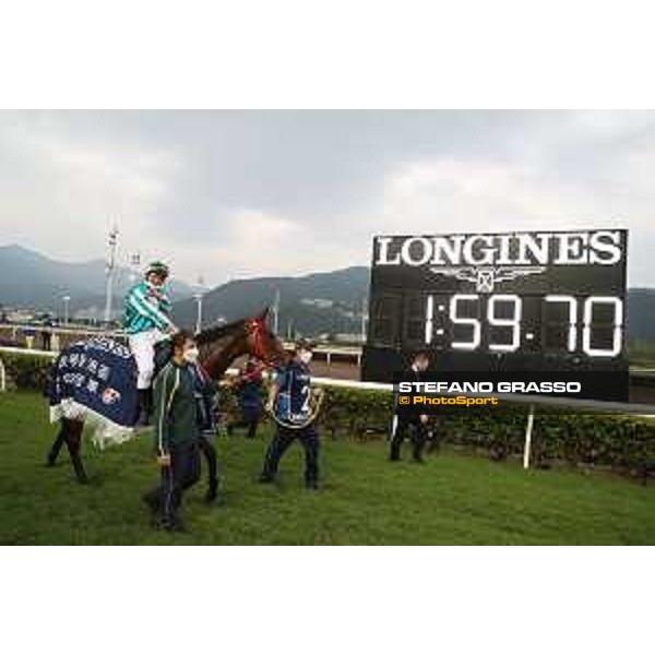 LHKIR 2022 - Hong Kong , Sha Tin racecourse James McDonald, Longines World\'s Best Jockey 2022, wins on Romantic Warrior the LONGINES Hong Kong Cup 2022 - ph.Stefano Grasso/Longines - 01SG2105.JPG
