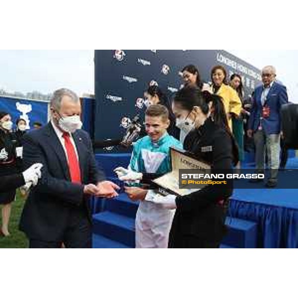 LHKIR 2022 - Hong Kong , Sha Tin racecourse James McDonald, Longines World\'s Best Jockey 2022, wins on Romantic Warrior the LONGINES Hong Kong Cup 2022 - ph.Stefano Grasso/Longines - 01SG2215.JPG