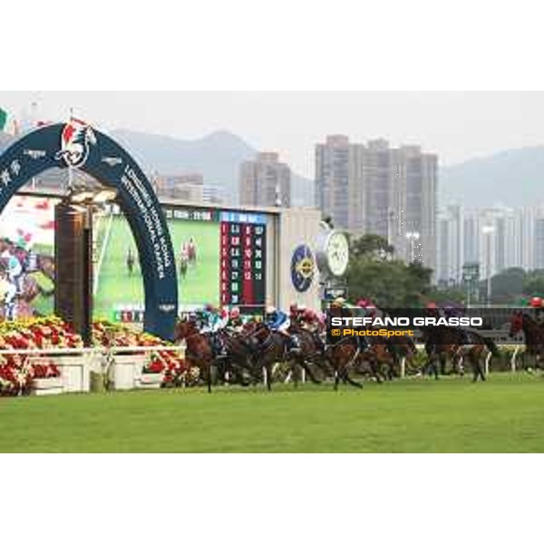 LHKIR 2022 - Hong Kong , Sha Tin racecourse James McDonald, Longines World\'s Best Jockey 2022, wins on Romantic Warrior the LONGINES Hong Kong Cup 2022 - ph.Stefano Grasso/Longines - 01SG8275.JPG