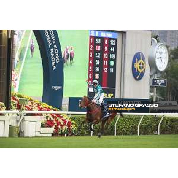 LHKIR 2022 - Hong Kong , Sha Tin racecourse James McDonald, Longines World\'s Best Jockey 2022, wins on Romantic Warrior the LONGINES Hong Kong Cup 2022 - ph.Stefano Grasso/Longines - 01SG8386.JPG