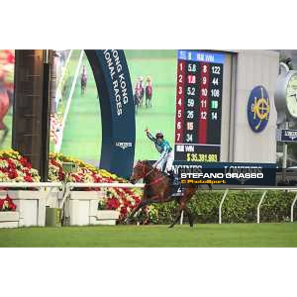 LHKIR 2022 - Hong Kong , Sha Tin racecourse James McDonald, Longines World\'s Best Jockey 2022, wins on Romantic Warrior the LONGINES Hong Kong Cup 2022 - ph.Stefano Grasso/Longines - 01SG8387.JPG
