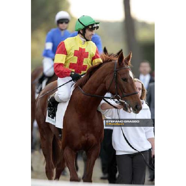 Alan Munro enters the track on Eva\'s Request before winning the Premio Lydia Tesio Shadwell Rome Capanannelle, 25th oct. 2009 Ph.Stefano Grasso