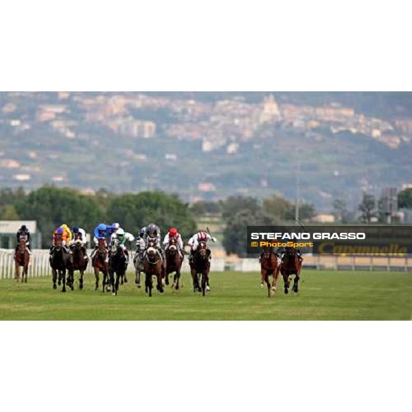 last 200 meters to the post for the horses of the Premio Lydia Tesio Shadwell - Alan Munro on Eva\'s Request, winners, is second from right Rome Capanannelle, 25th oct. 2009 Ph.Stefano Grasso