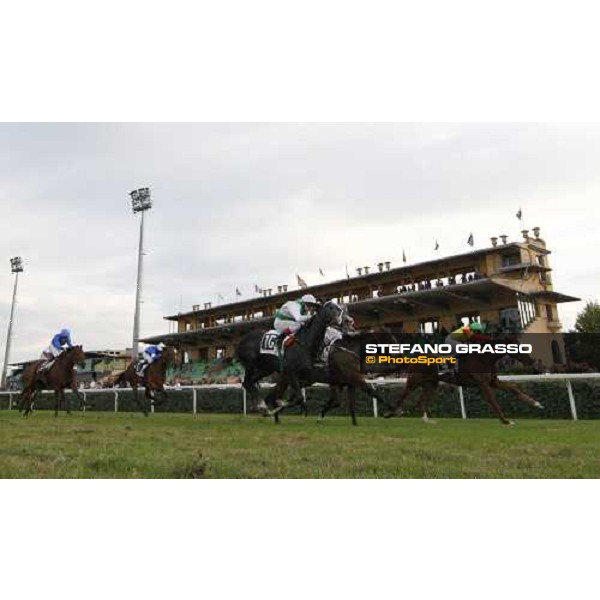 at right Alan Munro on Eva\'s Request lands the Premio Lydia Tesio Shadwell beating Night Magic , Les Fazzani and Nashmiah Rome Capanannelle, 25th oct. 2009 Ph.Stefano Grasso