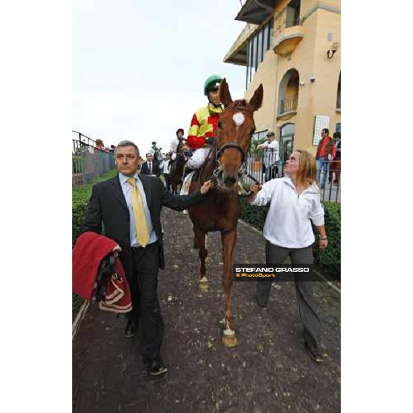 Alan Munro on Eva\'s Request enters the winner enclosure after winning the Premio Lydia Tesio Shadwell Rome Capanannelle, 25th oct. 2009 Ph.Stefano Grasso