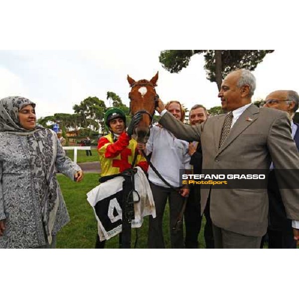 caresses for Eva\'s Request after winning the Premio Lydia Tesio Shadwell Rome Capanannelle, 25th oct. 2009 Ph.Stefano Grasso