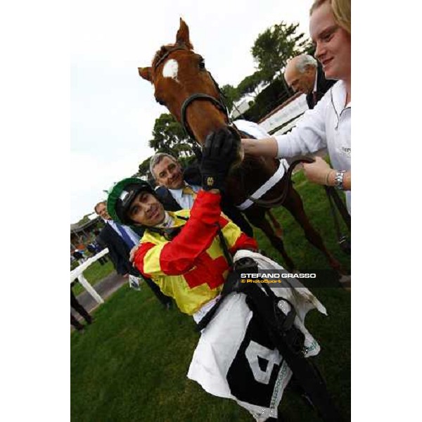 Alan Munro poses with Eva\'s Request and her connection after winning the Premio Lydia Tesio Shadwell Rome Capanannelle, 25th oct. 2009 Ph.Stefano Grasso