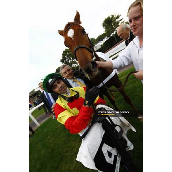 Alan Munro poses with Eva\'s Request and her connection after winning the Premio Lydia Tesio Shadwell Rome Capanannelle, 25th oct. 2009 Ph.Stefano Grasso