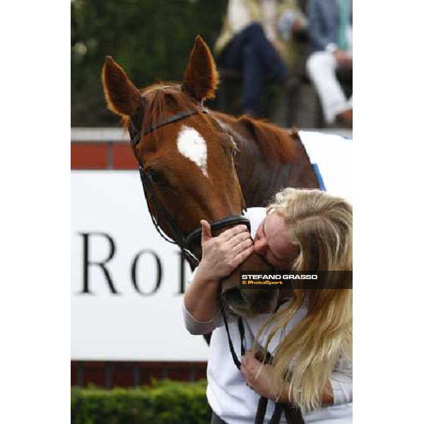 a kiiss to Eva\'s Request by her groom after winning the Premio Lydia Tesio Shadwell Rome Capanannelle, 25th oct. 2009 Ph.Stefano Grasso