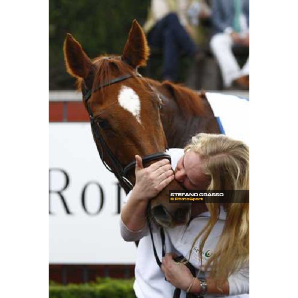a kiiss to Eva\'s Request by her groom after winning the Premio Lydia Tesio Shadwell Rome Capanannelle, 25th oct. 2009 Ph.Stefano Grasso