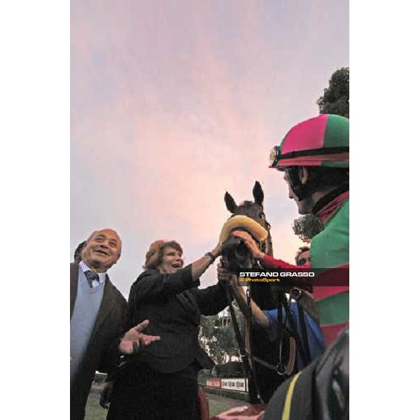 caresses for Charming Woman after winning the Premio Ubaldo Pandolfi Nayef Rome Capanannelle, 25th oct. 2009 Ph.Stefano Grasso