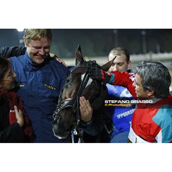 Pietro Gubellini caresses Mago d\' Amore after winning the Gran Premio Paolo e Orsino Orsi Mangelli Milan San Siro, 1st november 2009 ph. Stefano Grasso