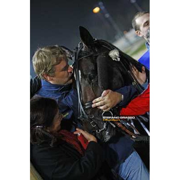 a caress and a kiss to Mago d\' Amore after winning the Gran Premio Paolo e Orsino Orsi Mangelli Milan San Siro, 1st november 2009 ph. Stefano Grasso