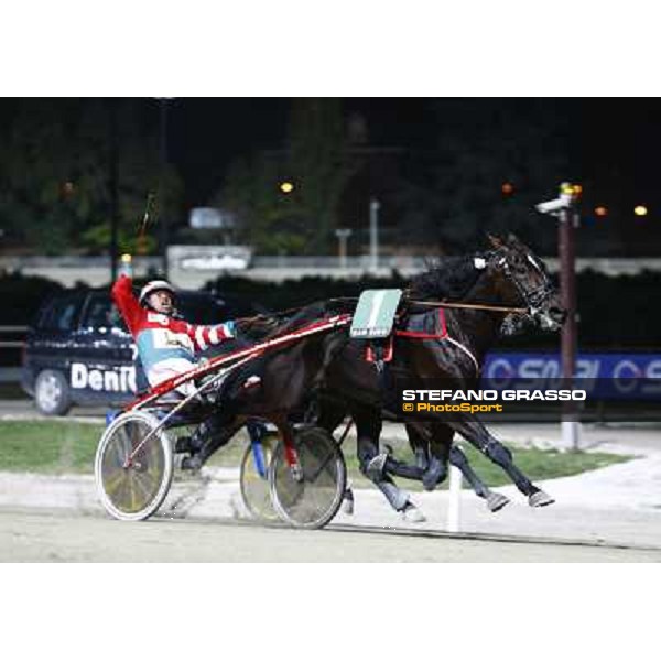 Pietro Gubellini with Mago d\' Amore goes to win the Gran Premio Paolo e Orsino Orsi Mangelli Milan San Siro, 1st november 2009 ph. Stefano Grasso