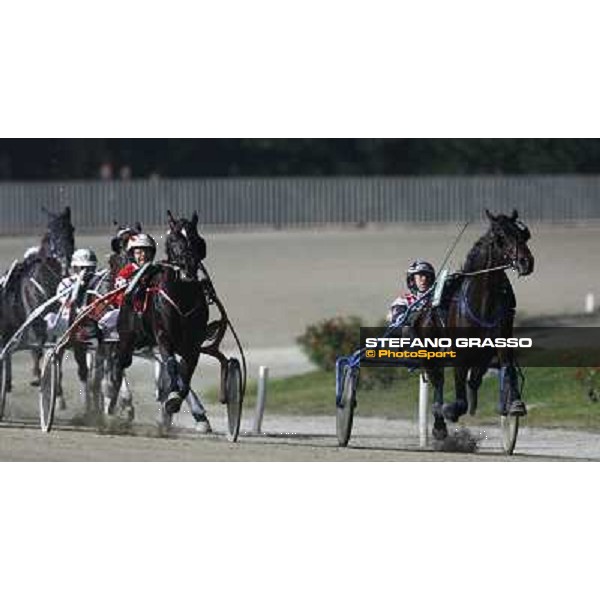 Pietro Gubellini with Mago d\' Amore and Orjan Kihstrom with Oracle at the last few meters to the line of the Gran Premio Paolo e Orsino Orsi Mangelli Milan San Siro, 1st november 2009 ph. Stefano Grasso