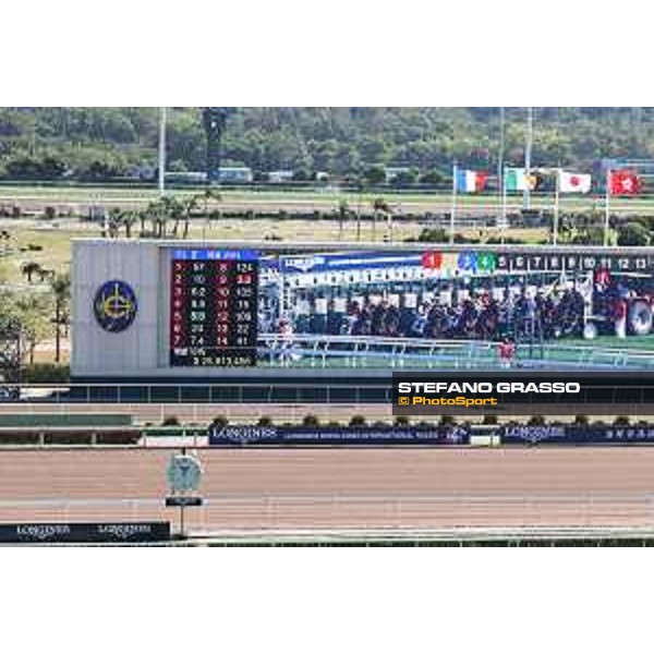 Longines Hong Kong International Races of Hong Kong - - Hong Kong, Sha Tin - 10 December 2023 - ph.Stefano Grasso/Longines Racegoers at Sha Tin