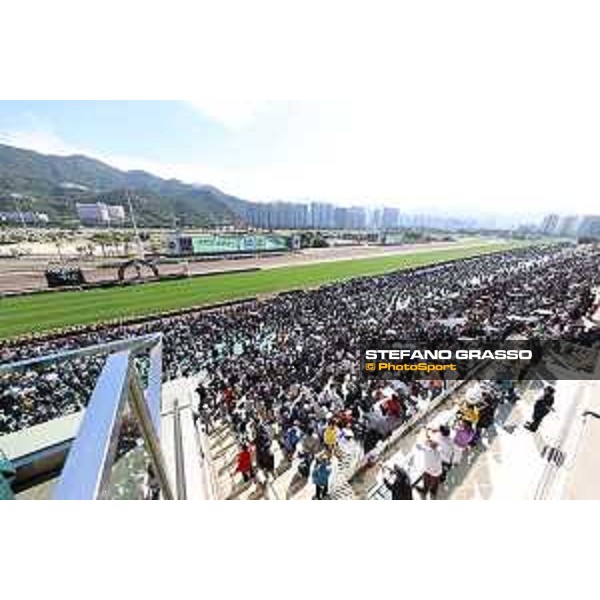 Longines Hong Kong International Races of Hong Kong - - Hong Kong, Sha Tin - 10 December 2023 - ph.Stefano Grasso/Longines Racegoers at Sha Tin