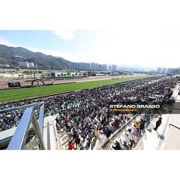 Longines Hong Kong International Races of Hong Kong - - Hong Kong, Sha Tin - 10 December 2023 - ph.Stefano Grasso/Longines Racegoers at Sha Tin