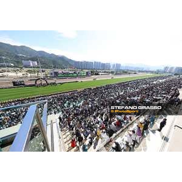 Longines Hong Kong International Races of Hong Kong - - Hong Kong, Sha Tin - 10 December 2023 - ph.Stefano Grasso/Longines Racegoers at Sha Tin