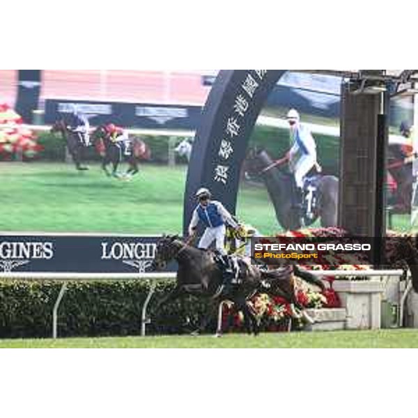 Longines Hong Kong International Races of Hong Kong - - Hong Kong, Sha Tin - 10 December 2023 - ph.Stefano Grasso/Longines Maxim Guyon on Junk wins the Longines Hong Kong Vase