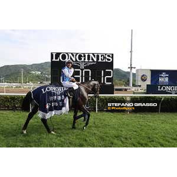 Longines Hong Kong International Races of Hong Kong - - Hong Kong, Sha Tin - 10 December 2023 - ph.Stefano Grasso/Longines Maxim Guyon on Junk wins the Longines Hong Kong Vase