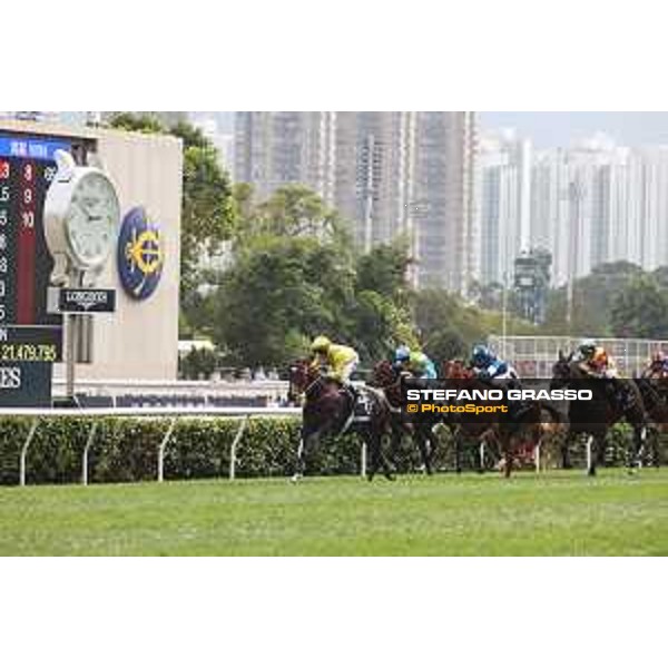 Longines Hong Kong International Races of Hong Kong - - Hong Kong, Sha Tin - 10 December 2023 - ph.Stefano Grasso/Longines Zac Purton on Lucky Sweynesse wins the Longines Hong Kong Sprint