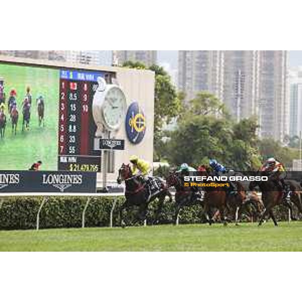 Longines Hong Kong International Races of Hong Kong - - Hong Kong, Sha Tin - 10 December 2023 - ph.Stefano Grasso/Longines Zac Purton on Lucky Sweynesse wins the Longines Hong Kong Sprint