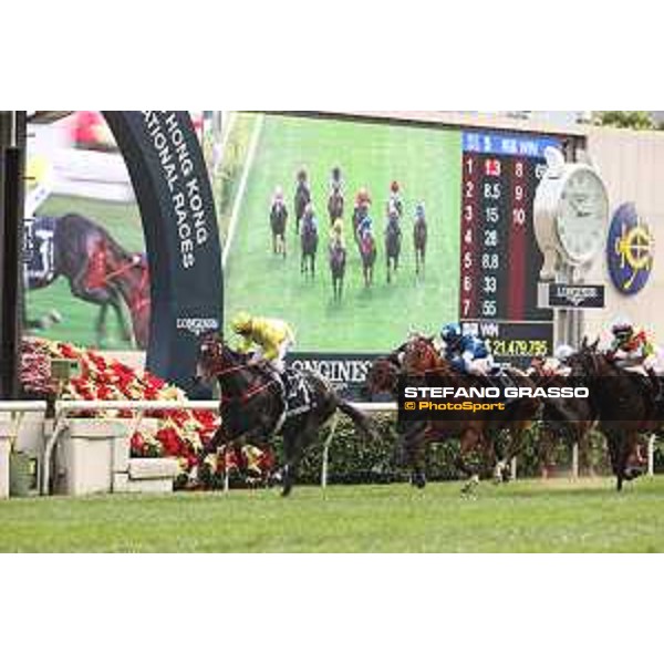 Longines Hong Kong International Races of Hong Kong - - Hong Kong, Sha Tin - 10 December 2023 - ph.Stefano Grasso/Longines Zac Purton on Lucky Sweynesse wins the Longines Hong Kong Sprint