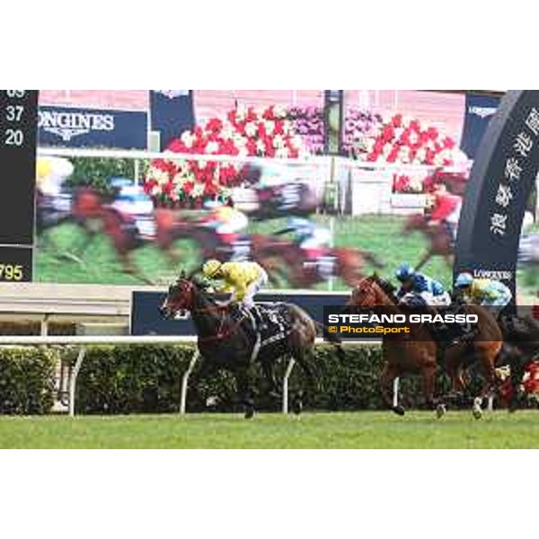 Longines Hong Kong International Races of Hong Kong - - Hong Kong, Sha Tin - 10 December 2023 - ph.Stefano Grasso/Longines Zac Purton on Lucky Sweynesse wins the Longines Hong Kong Sprint