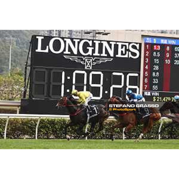 Longines Hong Kong International Races of Hong Kong - - Hong Kong, Sha Tin - 10 December 2023 - ph.Stefano Grasso/Longines Zac Purton on Lucky Sweynesse wins the Longines Hong Kong Sprint