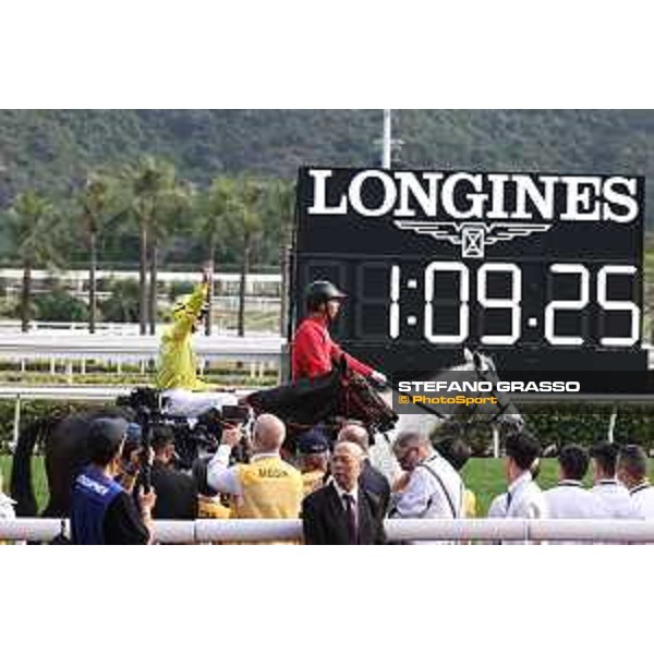 Longines Hong Kong International Races of Hong Kong - - Hong Kong, Sha Tin - 10 December 2023 - ph.Stefano Grasso/Longines Zac Purton on Lucky Sweynesse wins the Longines Hong Kong Sprint