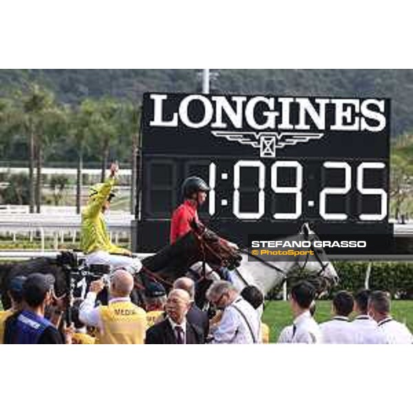 Longines Hong Kong International Races of Hong Kong - - Hong Kong, Sha Tin - 10 December 2023 - ph.Stefano Grasso/Longines Zac Purton on Lucky Sweynesse wins the Longines Hong Kong Sprint