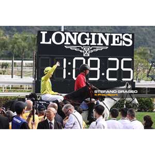 Longines Hong Kong International Races of Hong Kong - - Hong Kong, Sha Tin - 10 December 2023 - ph.Stefano Grasso/Longines Zac Purton on Lucky Sweynesse wins the Longines Hong Kong Sprint