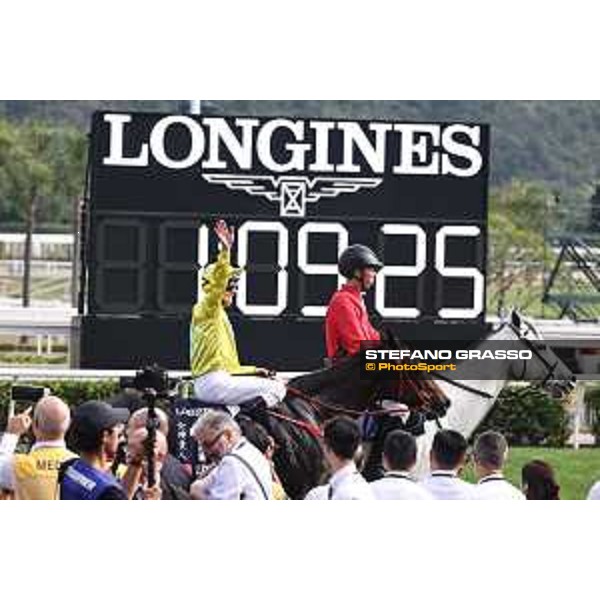 Longines Hong Kong International Races of Hong Kong - - Hong Kong, Sha Tin - 10 December 2023 - ph.Stefano Grasso/Longines Zac Purton on Lucky Sweynesse wins the Longines Hong Kong Sprint