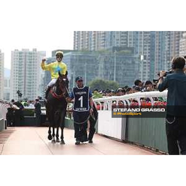 Longines Hong Kong International Races of Hong Kong - - Hong Kong, Sha Tin - 10 December 2023 - ph.Stefano Grasso/Longines Zac Purton on Lucky Sweynesse wins the Longines Hong Kong Sprint