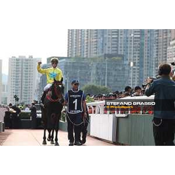 Longines Hong Kong International Races of Hong Kong - - Hong Kong, Sha Tin - 10 December 2023 - ph.Stefano Grasso/Longines Zac Purton on Lucky Sweynesse wins the Longines Hong Kong Sprint