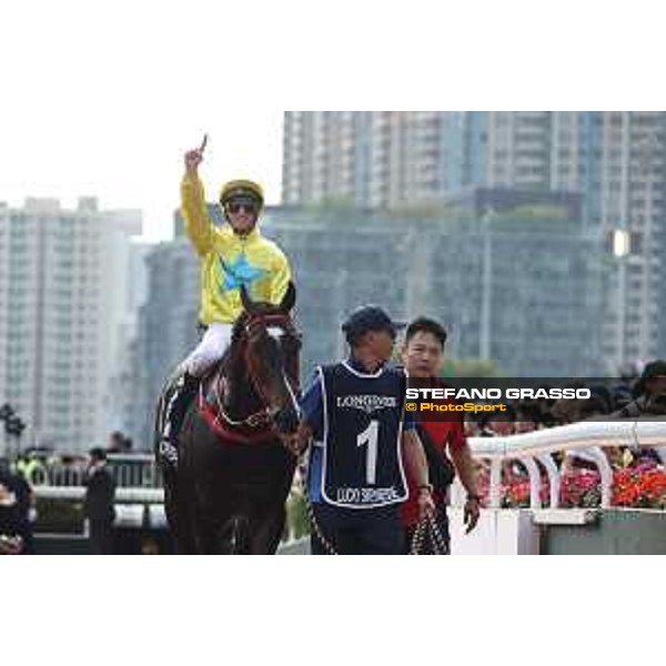 Longines Hong Kong International Races of Hong Kong - - Hong Kong, Sha Tin - 10 December 2023 - ph.Stefano Grasso/Longines Zac Purton on Lucky Sweynesse wins the Longines Hong Kong Sprint