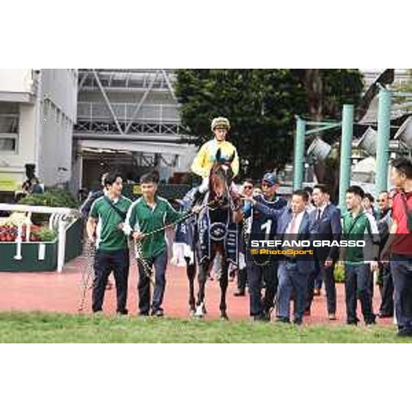 Longines Hong Kong International Races of Hong Kong - - Hong Kong, Sha Tin - 10 December 2023 - ph.Stefano Grasso/Longines Zac Purton on Lucky Sweynesse wins the Longines Hong Kong Sprint