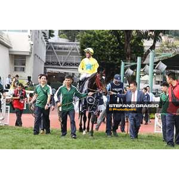 Longines Hong Kong International Races of Hong Kong - - Hong Kong, Sha Tin - 10 December 2023 - ph.Stefano Grasso/Longines Zac Purton on Lucky Sweynesse wins the Longines Hong Kong Sprint