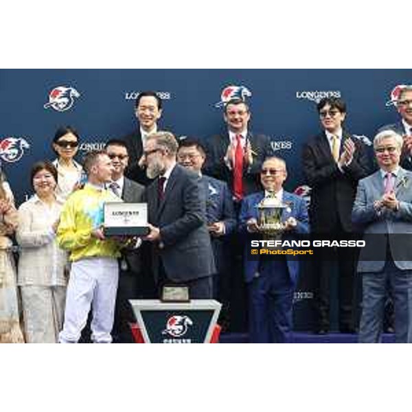 Longines Hong Kong International Races of Hong Kong - - Hong Kong, Sha Tin - 10 December 2023 - ph.Stefano Grasso/Longines Zac Purton on Lucky Sweynesse wins the Longines Hong Kong Sprint