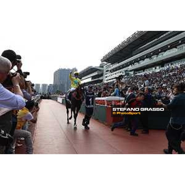 Longines Hong Kong International Races of Hong Kong - - Hong Kong, Sha Tin - 10 December 2023 - ph.Stefano Grasso/Longines Zac Purton on Lucky Sweynesse wins the Longines Hong Kong Sprint