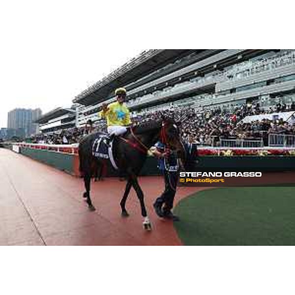 Longines Hong Kong International Races of Hong Kong - - Hong Kong, Sha Tin - 10 December 2023 - ph.Stefano Grasso/Longines Zac Purton on Lucky Sweynesse wins the Longines Hong Kong Sprint