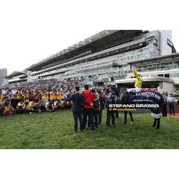 Longines Hong Kong International Races of Hong Kong - - Hong Kong, Sha Tin - 10 December 2023 - ph.Stefano Grasso/Longines Zac Purton on Lucky Sweynesse wins the Longines Hong Kong Sprint